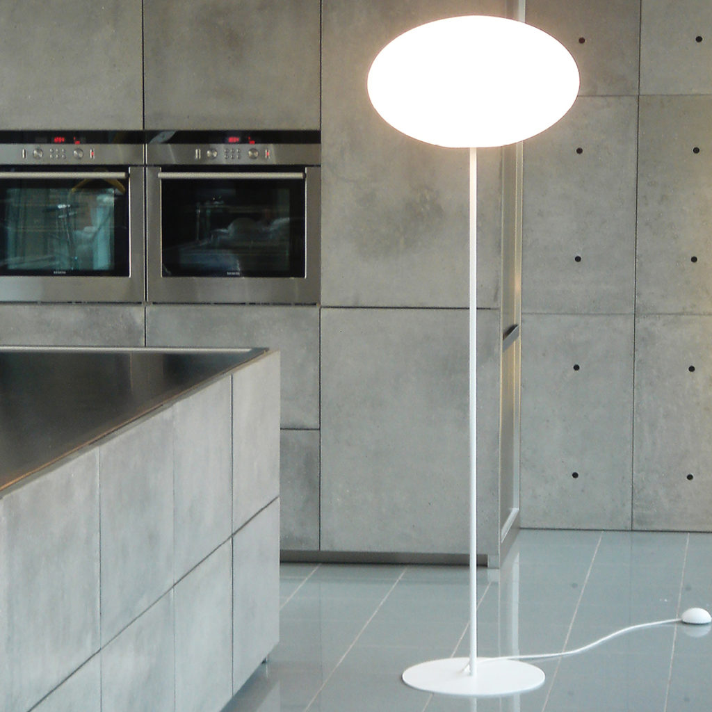 Eine elegante Stehlampe namens Eggy Pin Floor, entworfen von Guglielmo Berchicci. Hergestellt aus robustem und recycelbarem PE-Material, optional mit Ein-/Aus-Schalter oder Dimmerschalter erhältlich. Die Lampe strahlt ein weiches und angenehmes Licht ohne Blendung aus und ist Teil der organisch einladenden Eggy Pop Kollektion. Perfekt für verschiedene Einrichtungsstile, sowohl privat als auch öffentlich. Produziert in Dänemark.