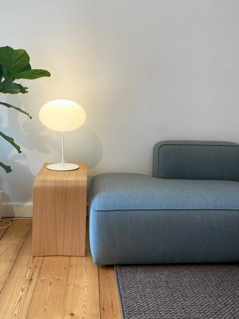 Eggy Pop Pin Lampe strahlt angenehmes, blendfreies Licht aus und eignet sich perfekt für Wohn-, Ess- und Arbeitsräume. Hergestellt in Dänemark.