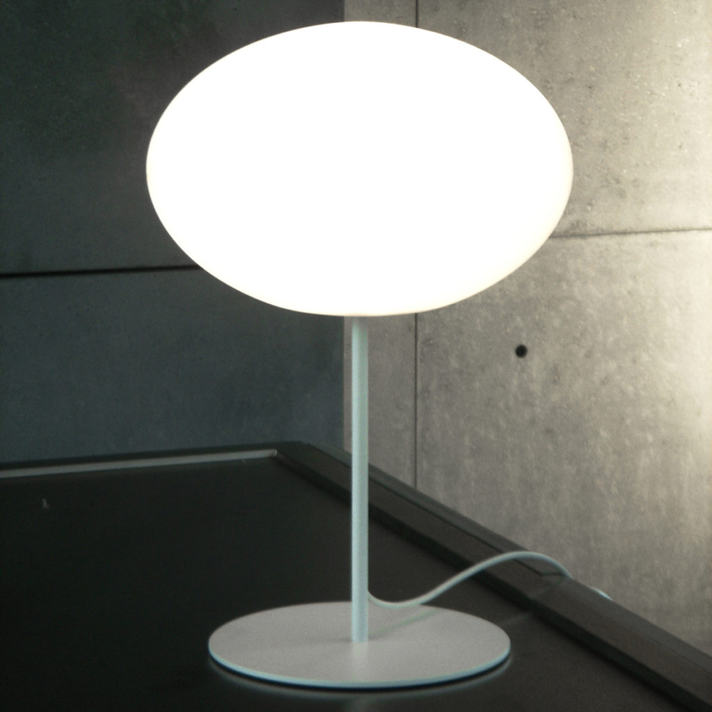 Eggy Pin Lampe strahlt angenehmes, blendfreies Licht aus und eignet sich perfekt für Wohn-, Ess- und Arbeitsräume. Hergestellt in Dänemark.